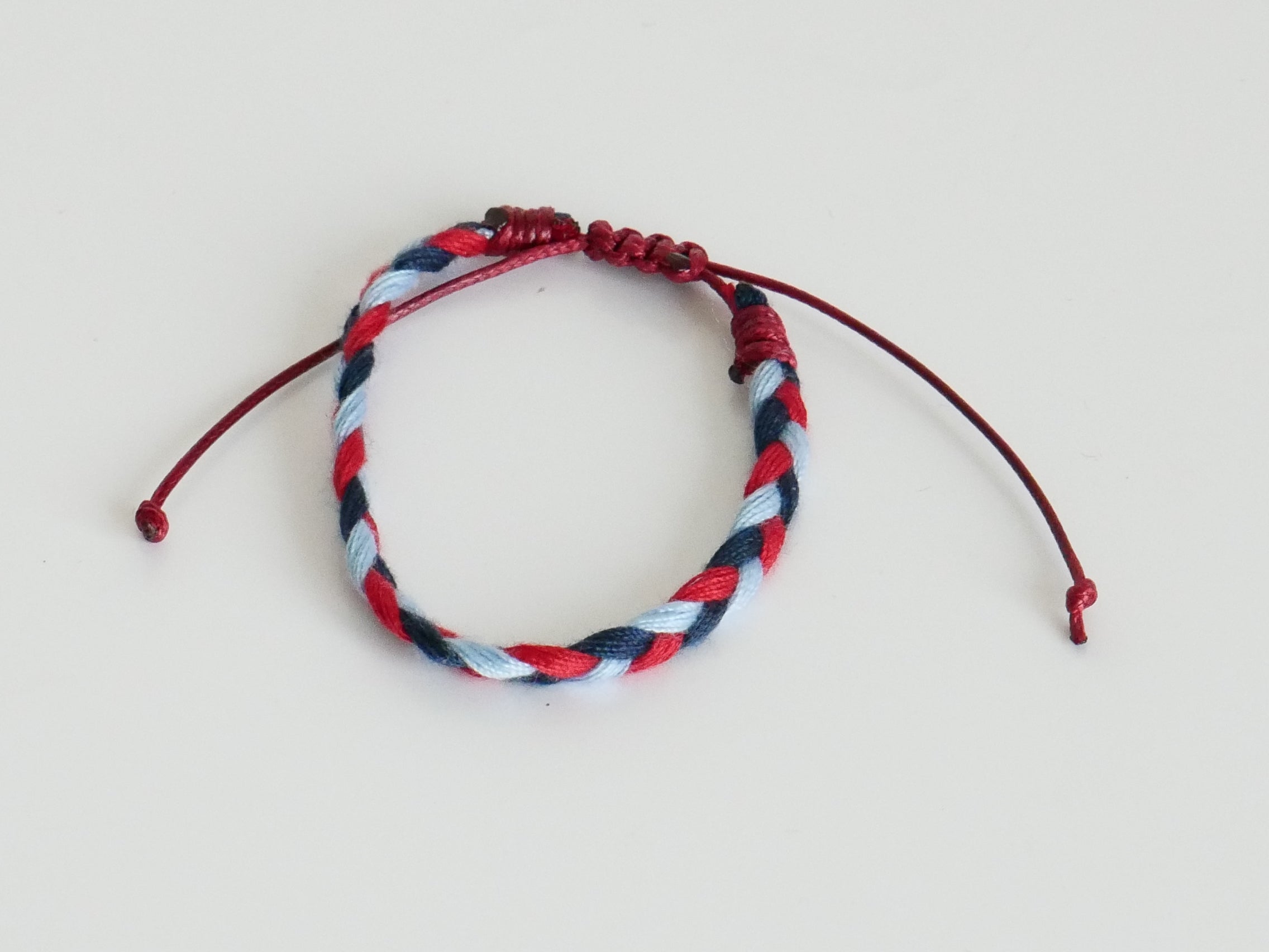 KISME Armband geflochten blau rot