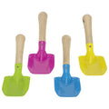Nachhaltige, kindgerechte Goki Handschaufel aus Holz mit bunten, giftfreien Schaufelköpfen in Grün, Pink, Blau und Gelb.