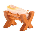 Handgefertigte Ostheimer Krippenfigur Säugling in nachhaltiger, giftfreier Holzkrippe.