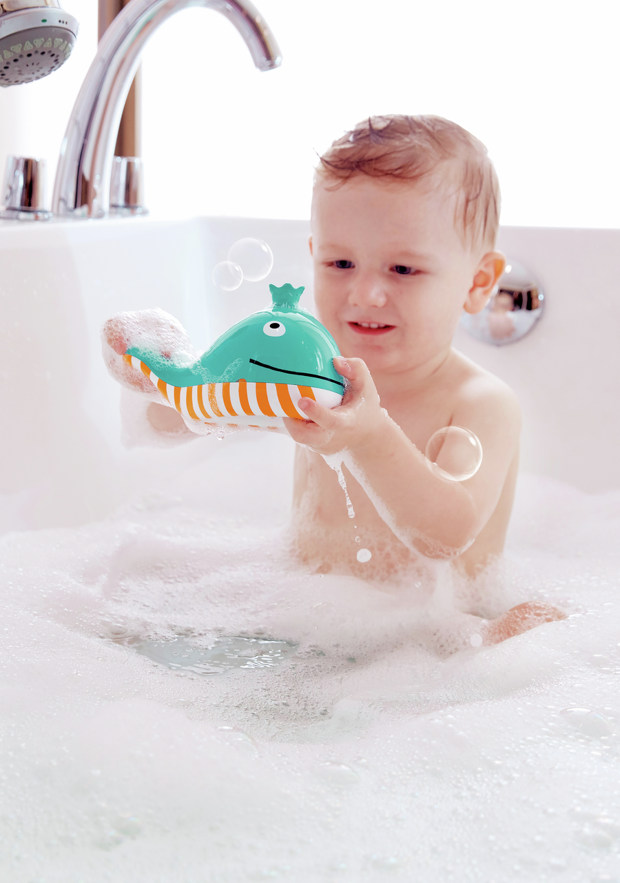 Nachhaltiger, kindgerechter Badespielzeug-Wal aus hochwertigem, giftfreiem Material, säuglingstauglich und sicher.