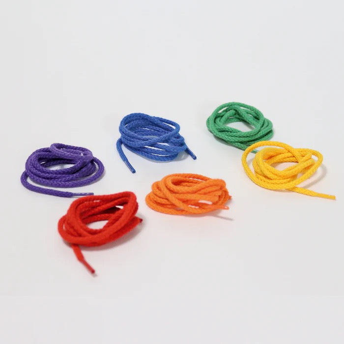 Grimms Regenbogen Schnüre – 6 bunte Baumwoll-Fädelspiele