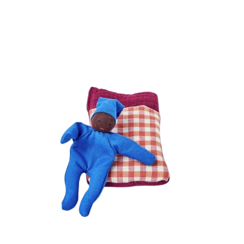 Nachhaltiges, kindgerechtes Baby mit blauem Strampler und giftfreiem, rotkariertem Schlafsack aus hochwertiger Qualität.