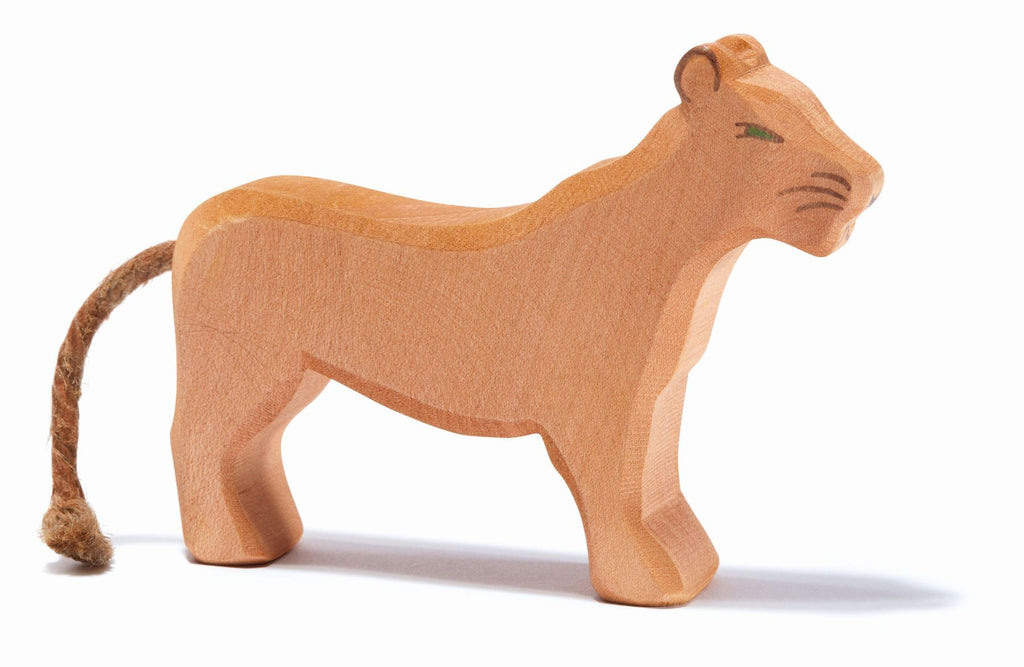 Ostheimer Löwe klein Kopf hoch, handgefertigte Holzfigur-Ostheimer-Zwergenladen