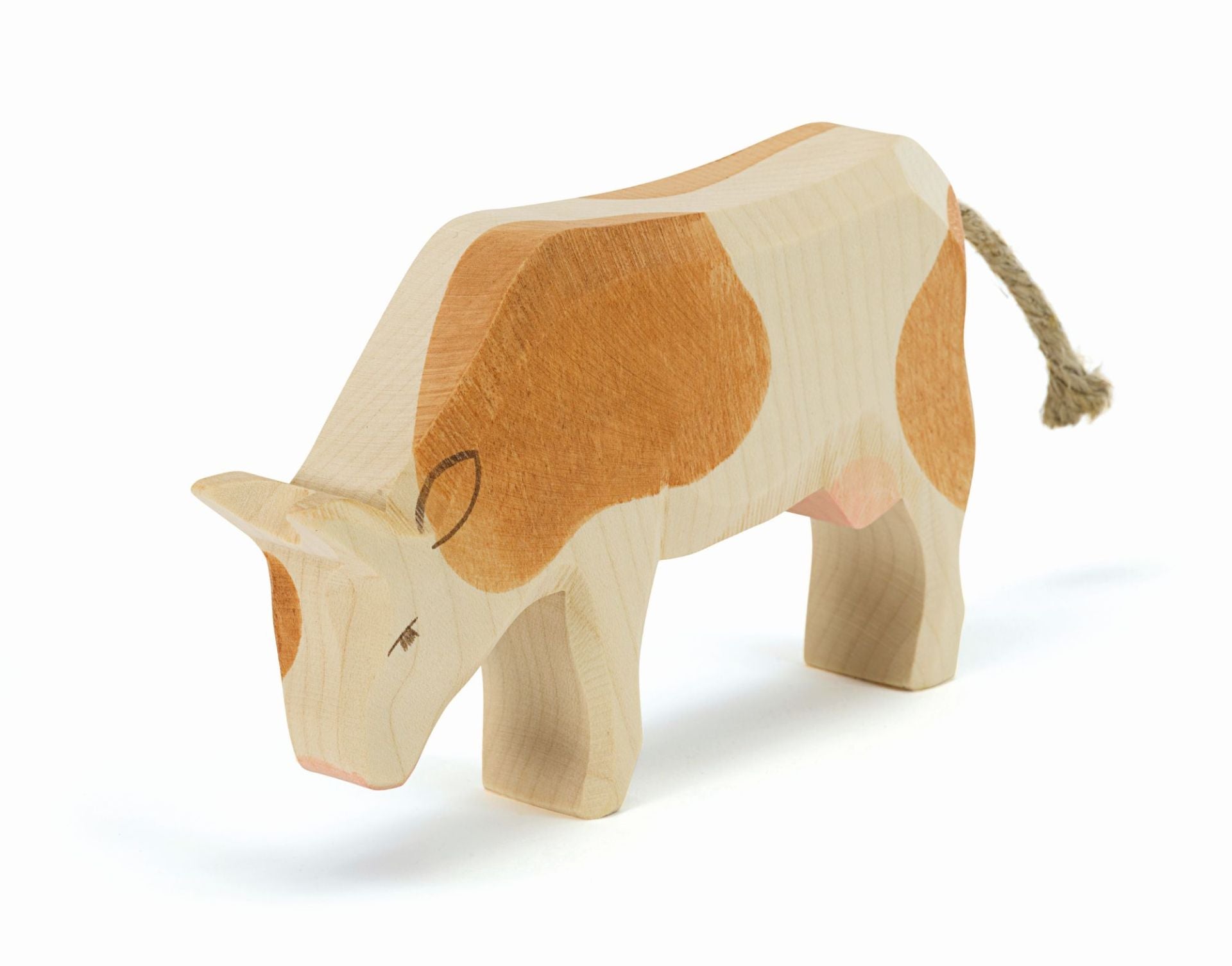 Ostheimer Kuh braun fressend – Handgefertigtes Holzspielzeug-Ostheimer-Zwergenladen