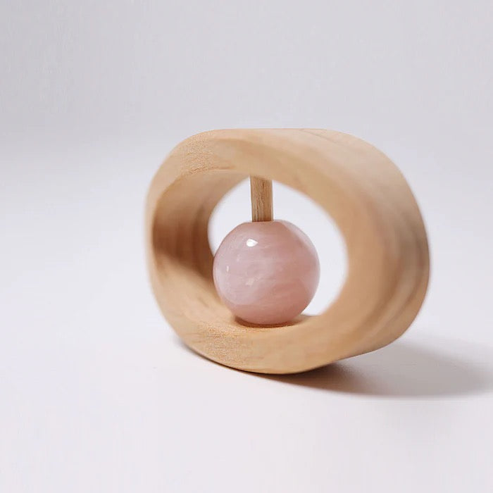 Grimms Rosenquarz Rassel – Natürliche Baby Greifhilfe