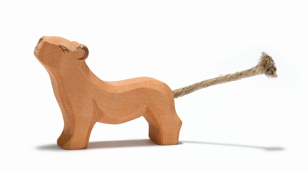 Ostheimer Löwe klein Kopf hoch, handgefertigte Holzfigur-Ostheimer-Zwergenladen