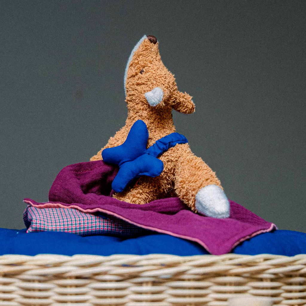 Weiches, nachhaltiges FLORI Fuchs Schmusetuch in Braun mit blauem Schmetterling, kindgerecht und säuglingstauglich.