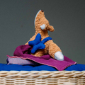 Weiches, nachhaltiges FLORI Fuchs Schmusetuch in Braun mit blauem Schmetterling, kindgerecht und säuglingstauglich.