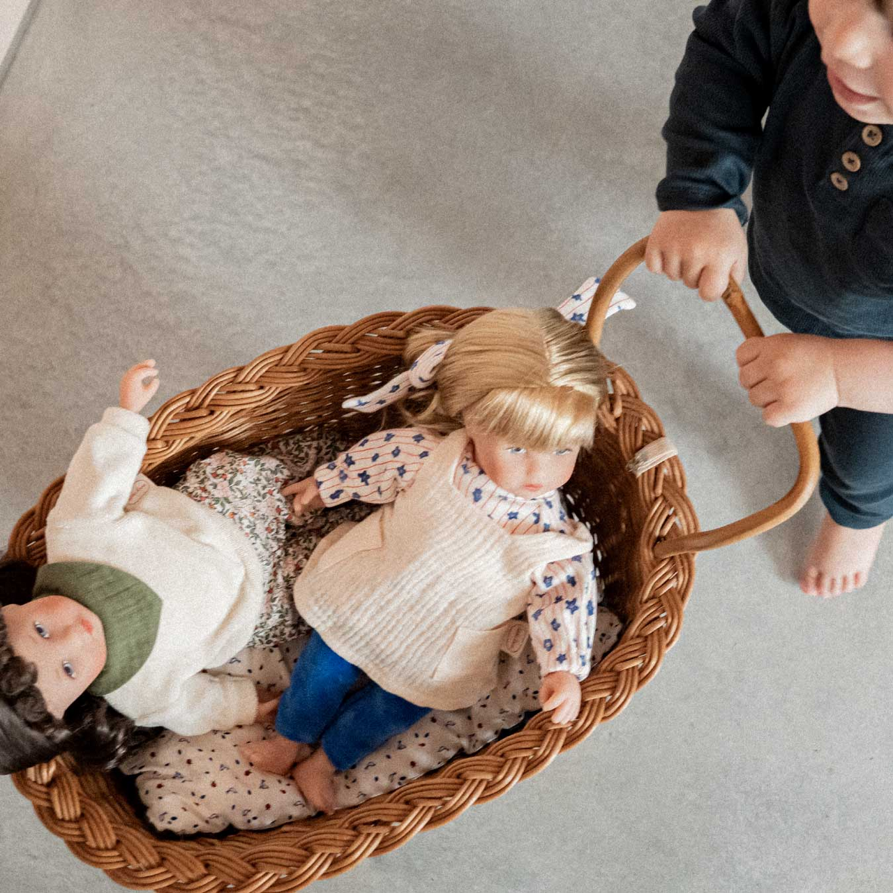 Nachhaltige, schadstofffreie Käthe Kruse Puppe Luise im Strickpullover, kindgerecht und säuglingstauglich in Weidenkorb.