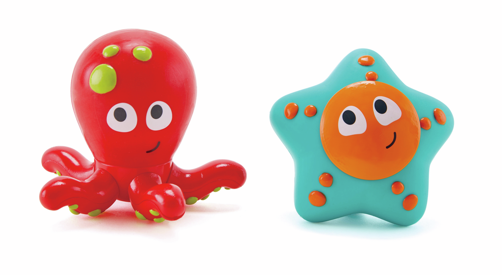 Rotes nachhaltiges, giftfreies Oktopus-Bade-Spielzeug und blau-orange Seestern.