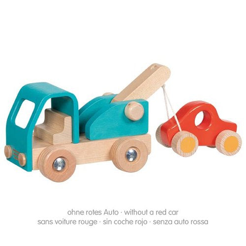 Nachhaltiger, kindgerechter Goki Abschleppwagen aus Holz mit rotem Auto.