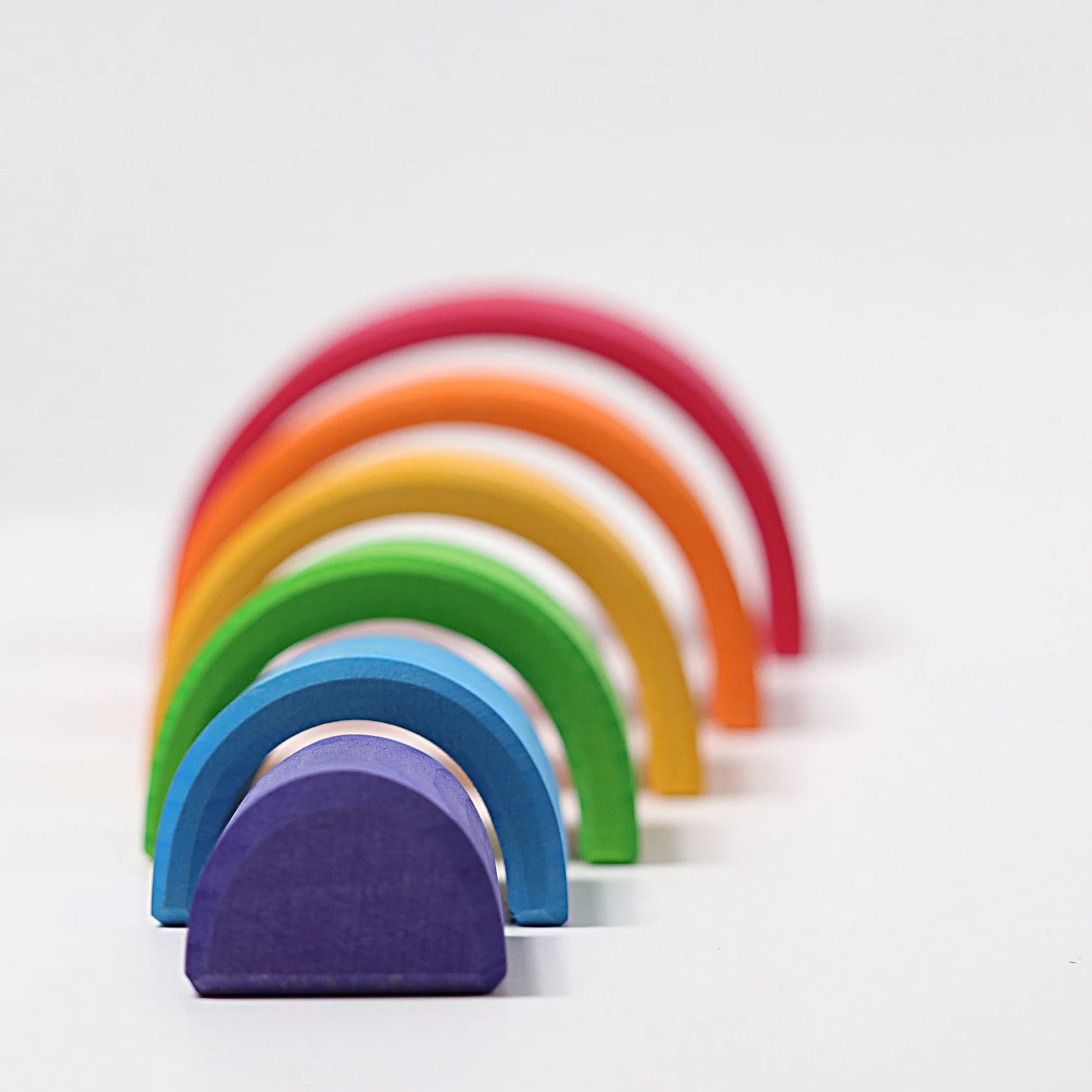 Kleiner bunter Grimms Regenbogen aus hochwertigem, nachhaltigem Holzspielzeug.