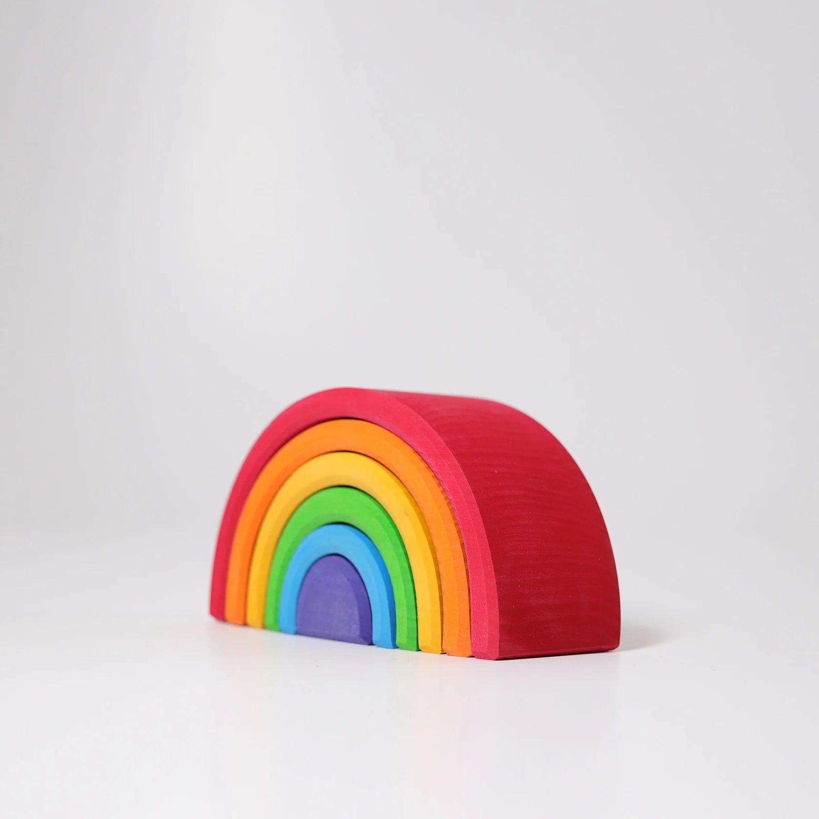 Kleiner sechsteiliger bunter Holzregenbogen in Rot, Orange, Gelb, Grün, Blau und Violett, nachhaltig, kindgerecht und.