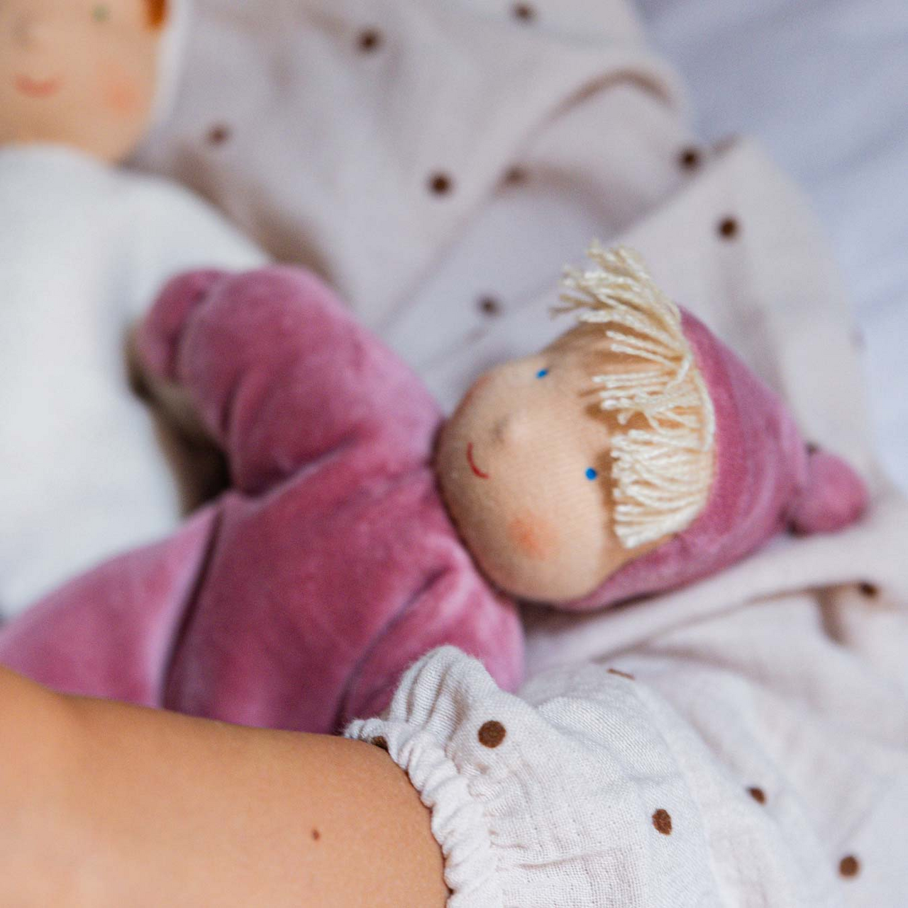 Handgemachte Käthe Kruse Waldorfpuppe Lolo in nachhaltigem, giftfreiem, säuglingstauglichem Design mit weichem rosafarbenem.