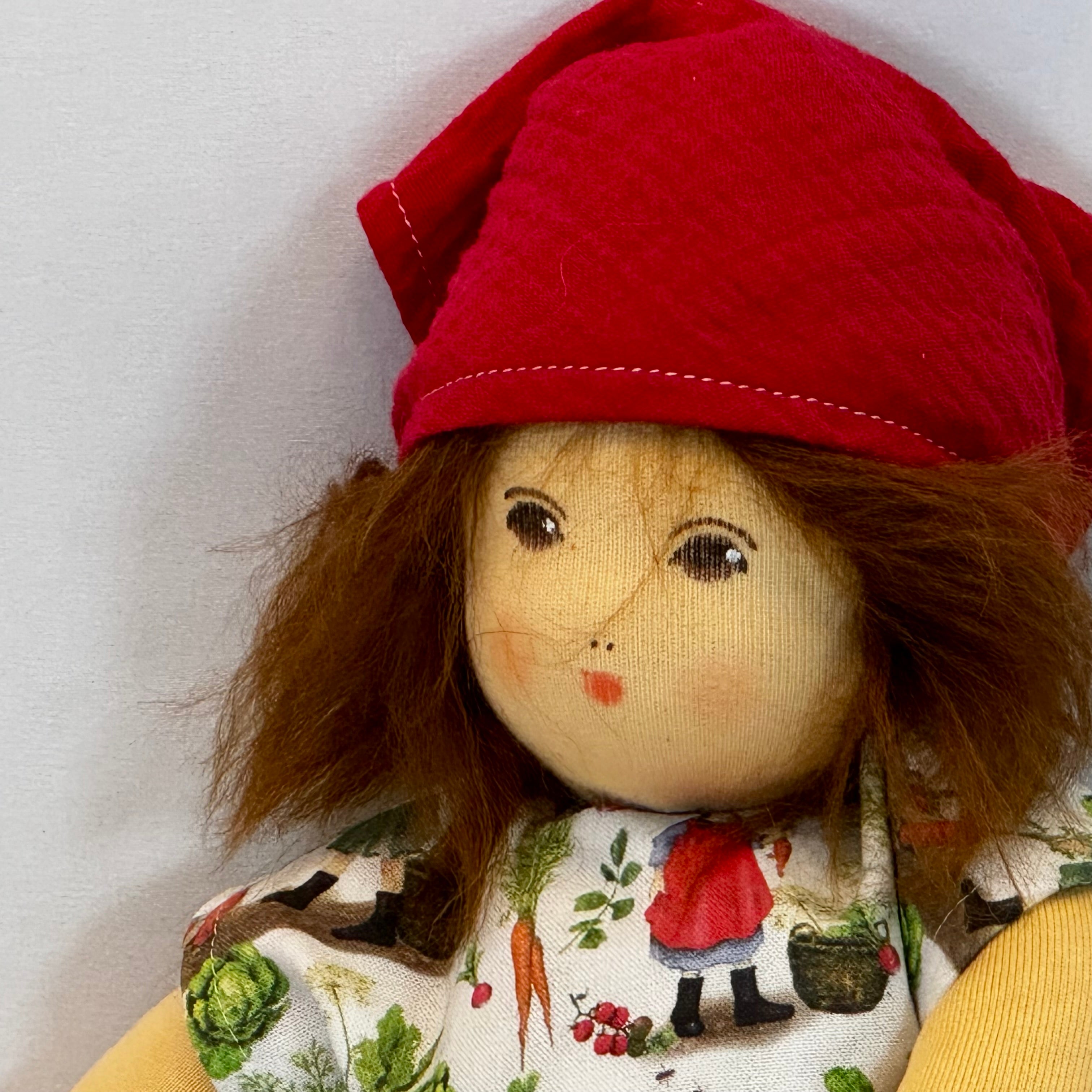 Nanchen Stoffpuppe Rotkäple "nach Waldorf Art“