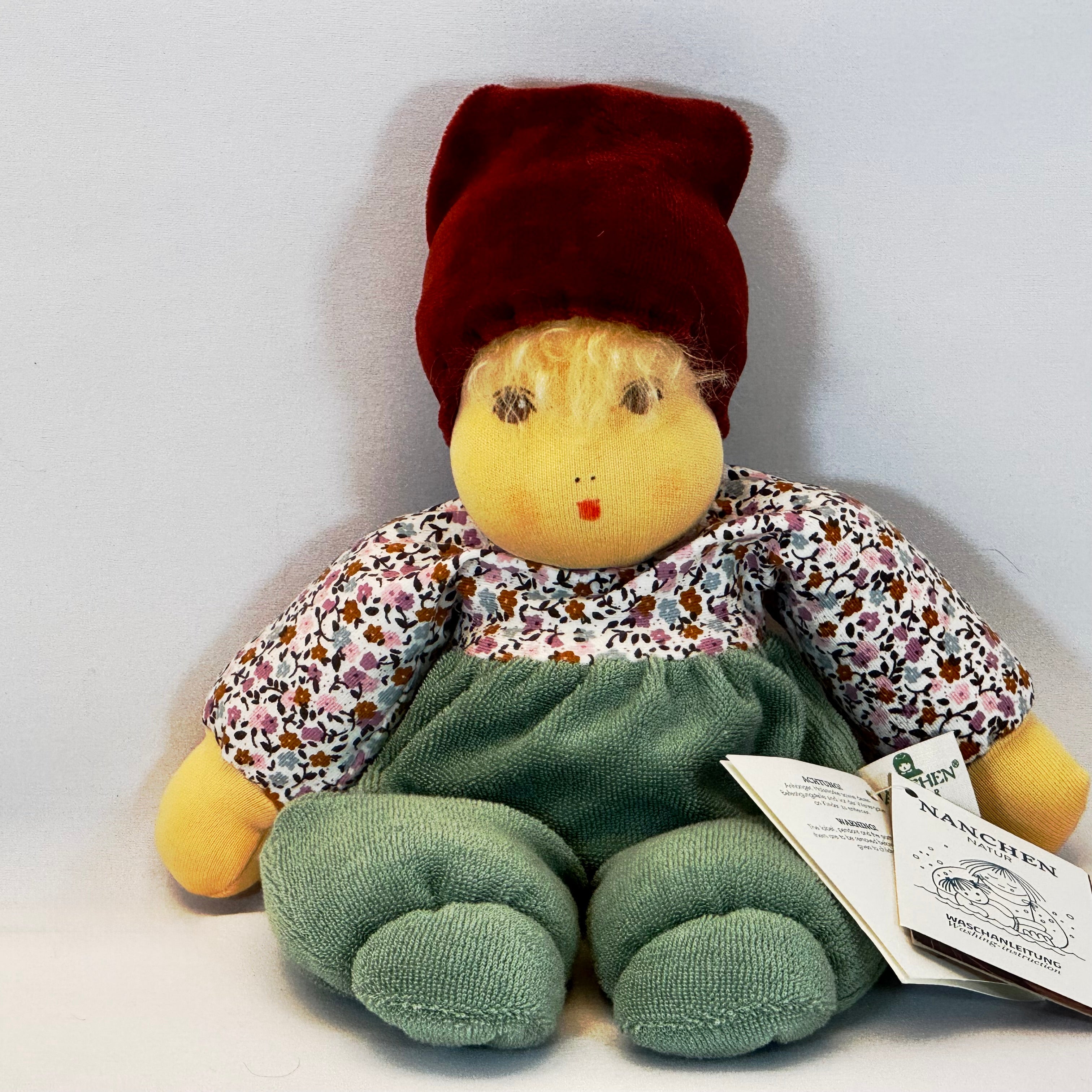 Nanchen Waldkind mit Haaren & Mütze Schmusepuppe