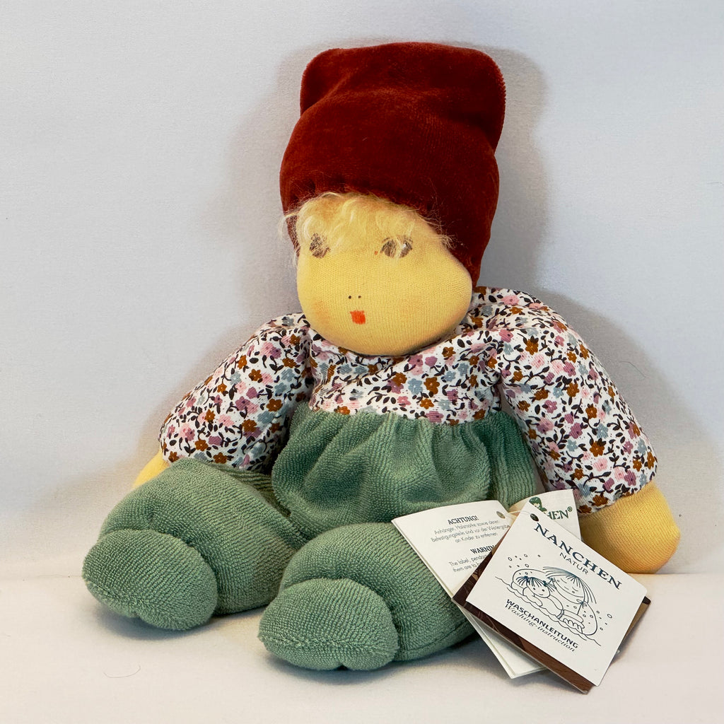 Nanchen Waldkind mit Haaren & Mütze Schmusepuppe
