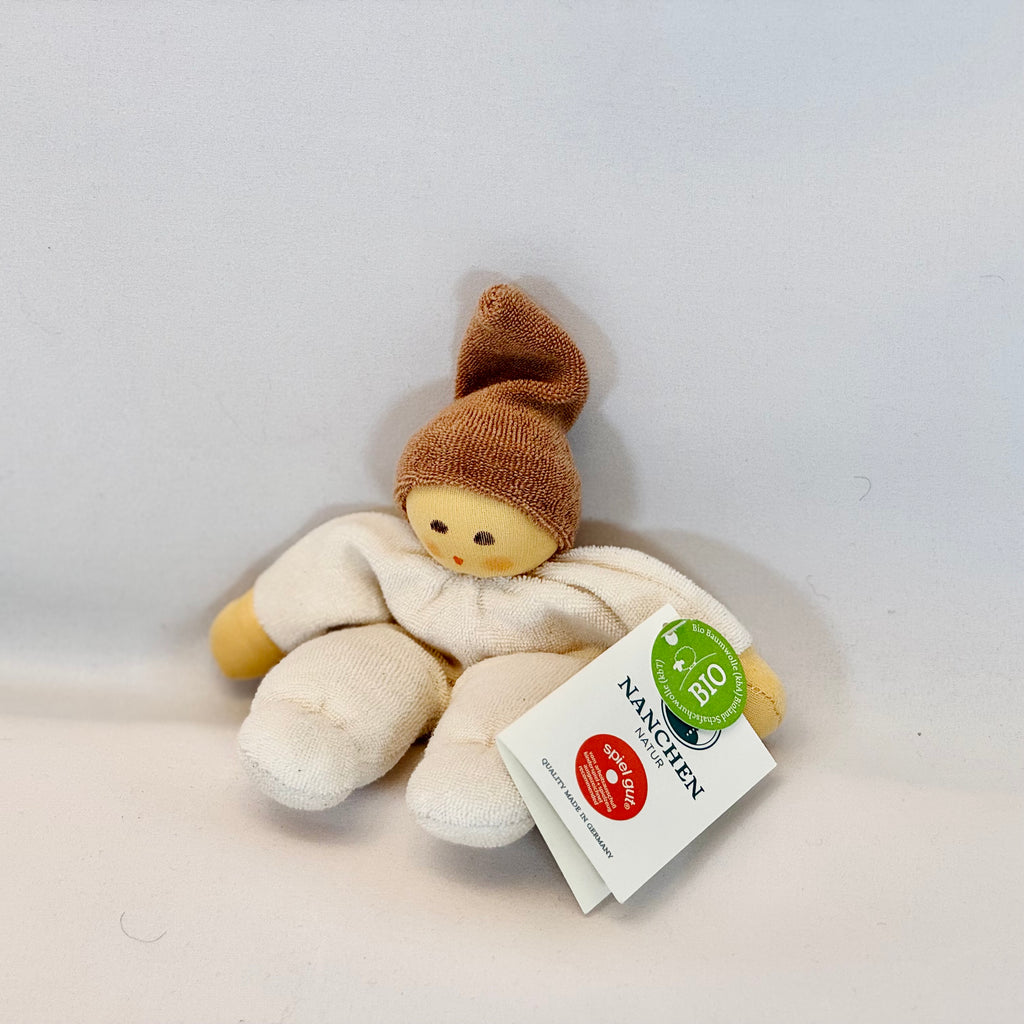 Nanchen Puppe Nucki weiß– Bio Kuschelpuppe für Kleinkinder