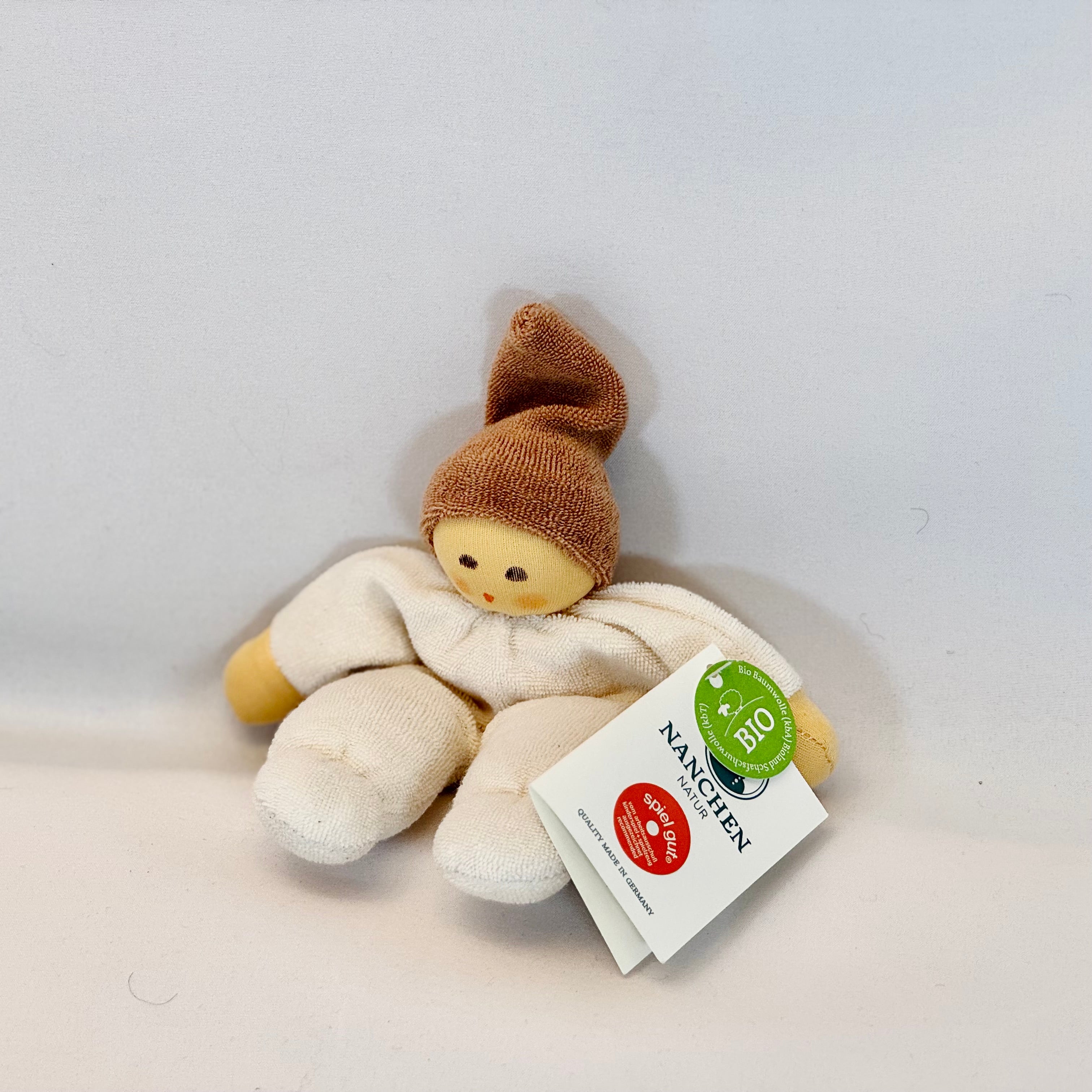 Nanchen Puppe Nucki weiß– Bio Kuschelpuppe für Kleinkinder