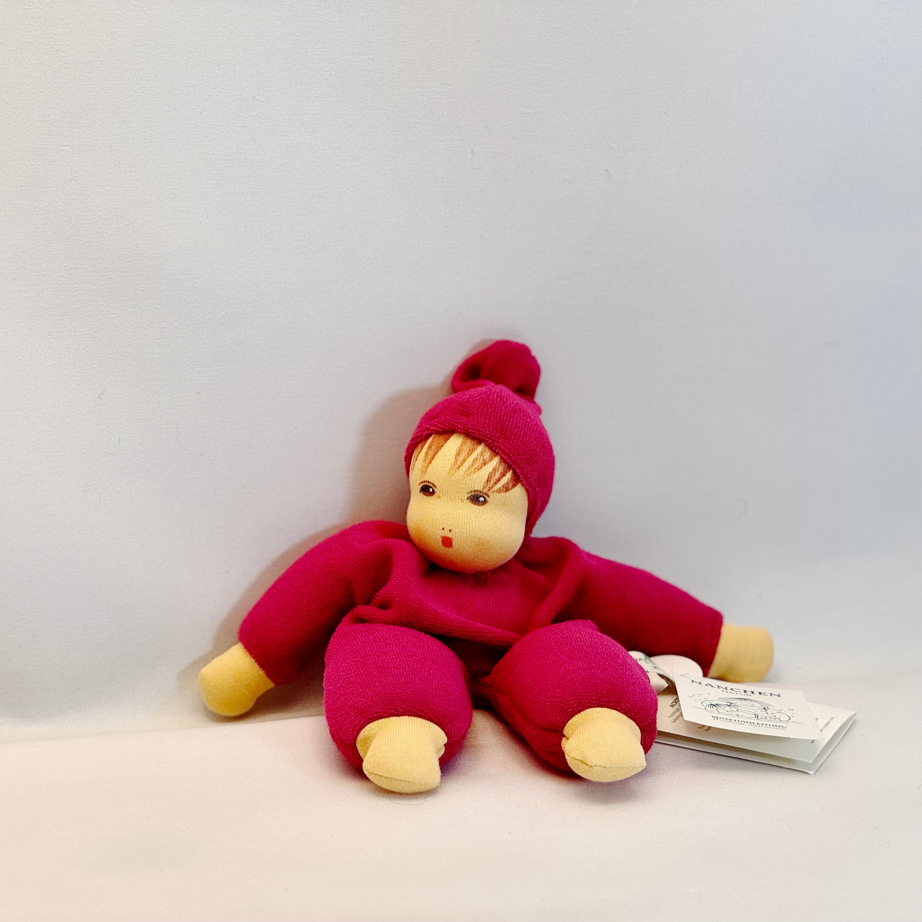 Nanchen Puppe Schmusebeere Root– Bio Kuschelpuppe für Kleinkinder