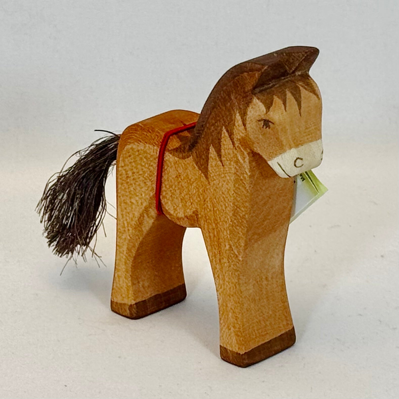 Ostheimer Fohlen braun – Handgefertigtes Holzpferd-Ostheimer-Zwergenladen