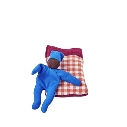 Nachhaltiges, kindgerechtes Baby mit blauem Strampler und giftfreiem, rotkariertem Schlafsack aus hochwertiger Qualität.