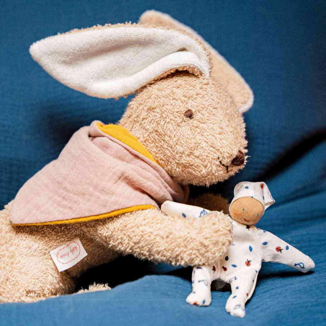 Nachhaltiger, kindgerechter Käthe Kruse Kuschelhase aus schadstofffreiem, sicherem Material in hochwertiger Qualität.