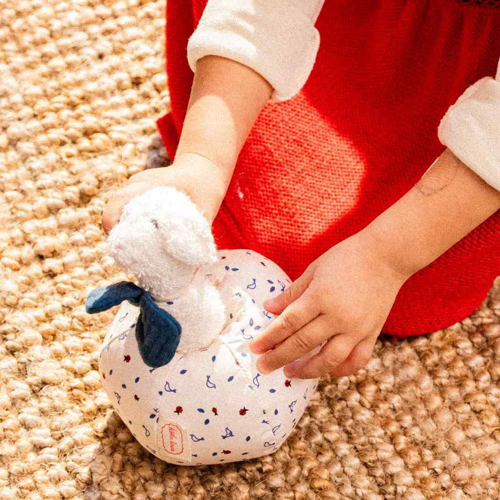 Weiß-blau gemusterte LUISA Lamm Rassel aus nachhaltigem, schadstofffreiem Material, kindgerecht und säuglingstauglich mit.