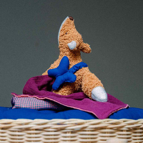 Weiches, nachhaltiges FLORI Fuchs Schmusetuch in Braun mit blauem Schmetterling, kindgerecht und säuglingstauglich.