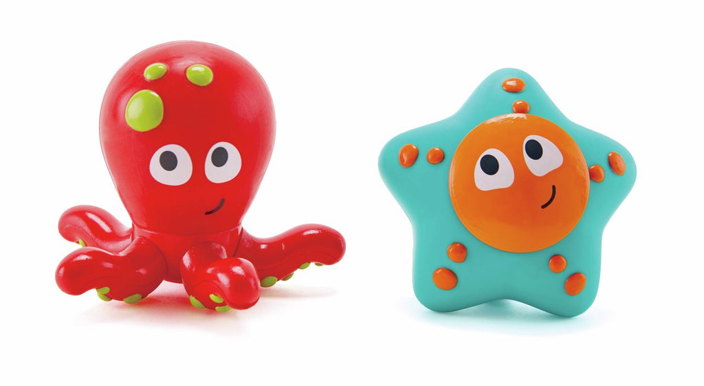 Rotes nachhaltiges, giftfreies Oktopus-Bade-Spielzeug und blau-orange Seestern.