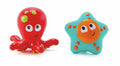Rotes nachhaltiges, giftfreies Oktopus-Bade-Spielzeug und blau-orange Seestern.