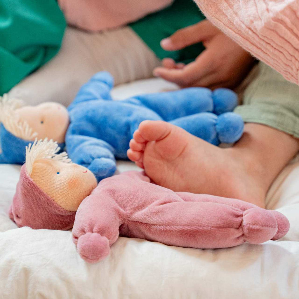 Handgemachte, nachhaltige und schadstofffreie Waldorfpuppe LOLO in Rosé.